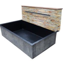 Bassin polyester sur mesure avec muret et lame d'eau inox.