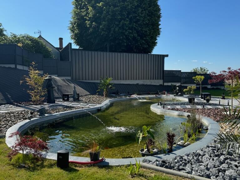 Bassin polyester avec plantes et poissons